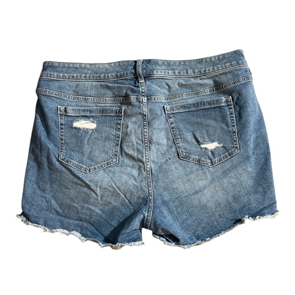 H9- Torrid mid rise mid short women’s 16  Blue Distressed Denim Shorts - Picture 2 of 4